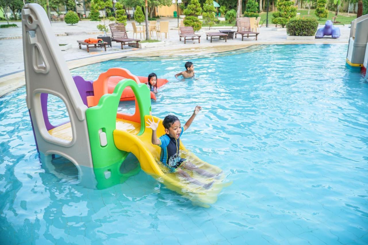 Harris Resort Batam Waterfront Sekupang Exterior photo