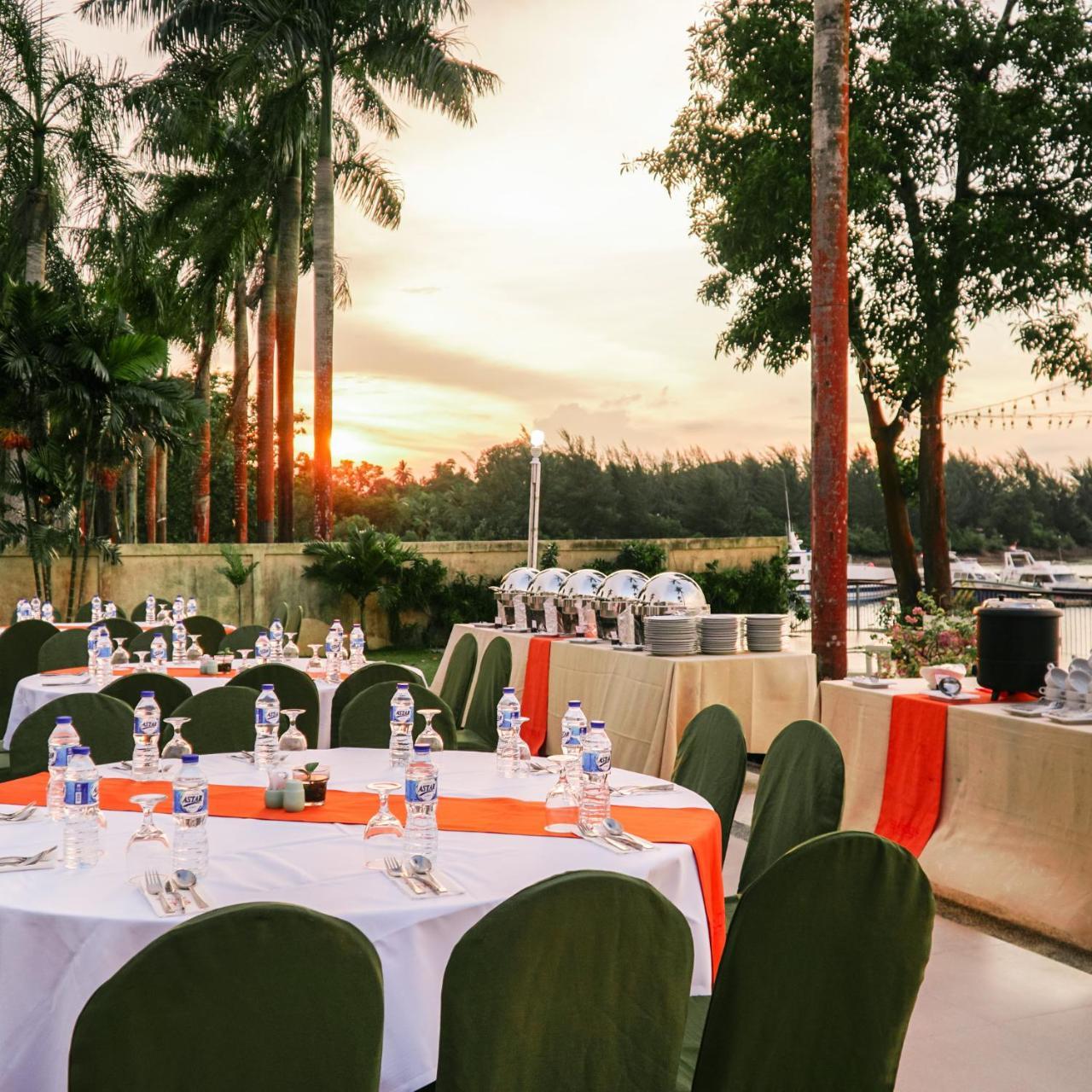 Harris Resort Batam Waterfront Sekupang Exterior photo